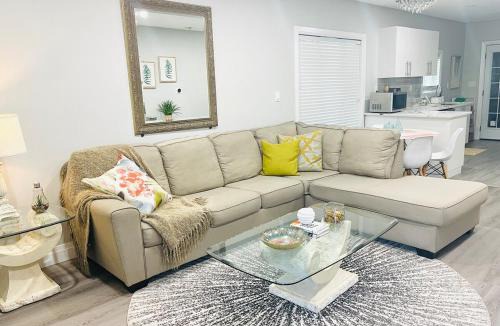Walkerville Apartment | Charming Upper, 3BD, with workspace in Walkerville