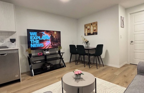 Southwest Edmonton Cabin | Chezeey’s Home - Refresh, Relax, Work & Unwind - new beautiful basement suite