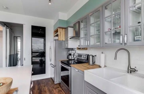 Niagara Hotel | Chic 2-bedroom+Sofabed W/1Bath parking, walk to CN Tower