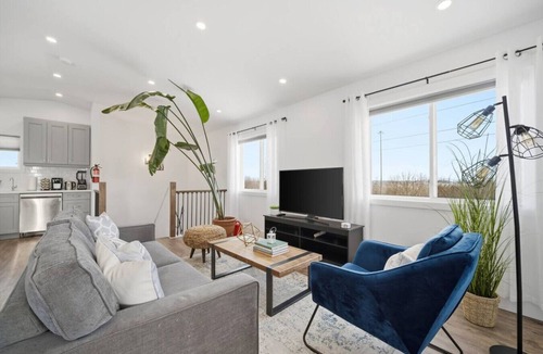 Rosemount House | Chic & Comfortable Upper Suite w/Parking Near DTK