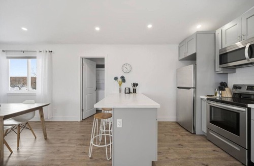 Rosemount House | Chic & Comfortable Upper Suite w/Parking Near DTK