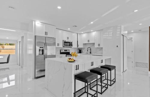 Survey Creek House | Chic Pompano Getaway - Pool Beach & Pickleball - Family