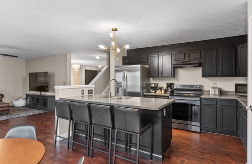 Roselawn Finance House | Cincinnati · Oakley · 5-Bed Home · Extended Stay