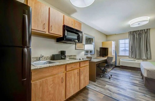 Lenexa Hotel | Clean & Comfy Studio w/Kitchenette & Free Parking | Oak Park Mall - 2.4 miles