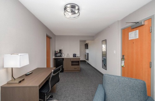 South Lethbridge Hotel | Coast Lethbridge Hotel & Conference Centre