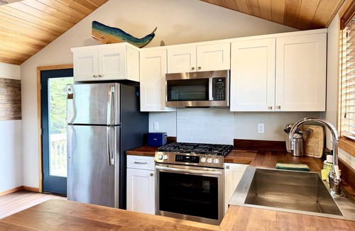 Waldport Cabin | Coastal Tiny House with Private Deck Near Oregon Coast Beaches, Oregon