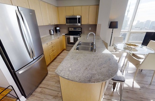 Downtown Toronto Apartment | Comfortable 2-BR Condo in DT Toronto