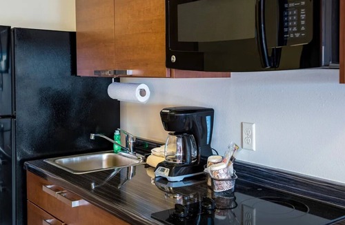 Marquette Hotel | Comfortable Extended-Stay Hotel with Full Kitchens & Pet-Friendly Room