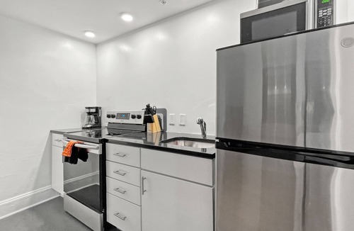 Downtown Des Moines Apartment | Comfortable queen-bed studio near Downtown hospitals, offering a convenient location, modern amenities, and a cozy space perfect for business travelers, medical stays, and city visits.