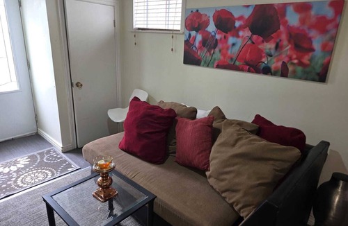 Fabreville House | Comfortable & Relaxing Private Apartment in Laval, Minutes from Everything