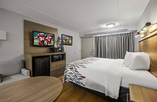 Greensboro Hotel | Comfortable Space Perfect for Extended Stay in Ocala | Free Breakfast!