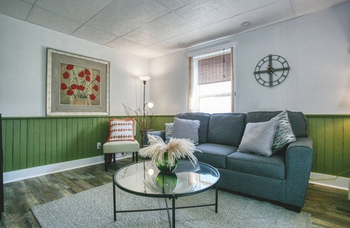 Beamsville House | Comfortable spacious farmhouse vineyard location. Ensuite bathrooms.