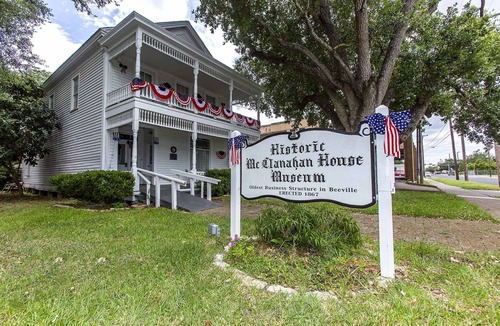 Beeville House | Comfortable Stay with Free Onsite Parking, Pet-friendly Accommodation