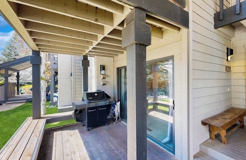 Elkhorn Village House | Condo with deck, fireplace, full kitchen, and mudroom area
