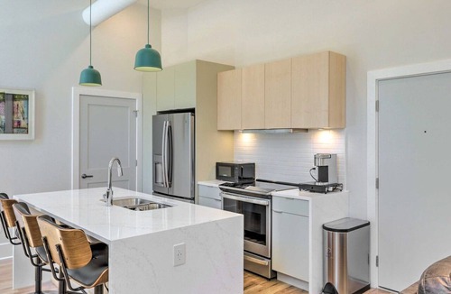 Central Business District Condo | Contemporary Cincinnati Condo - Pets Allowed!