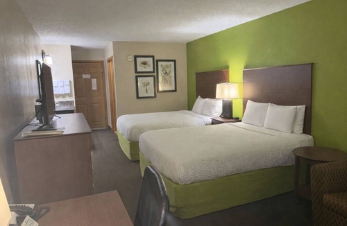 Black River Falls Hotel | Coratel Plus Suites by Jasper Black Riverfalls - Deluxe 2 Queen Beds Non-Smoking