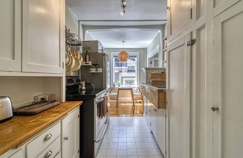 Broadway Condo | Corner Sunny Unit. TempurPedic bed. Secure Parking
