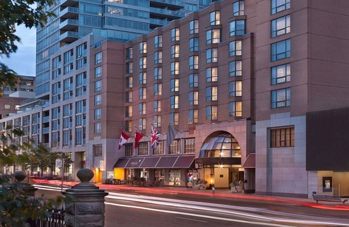 Bloor-Yorkville Hotel | Cosmopolitan Charm: Fine Dining, City Proximity, and Luxury Accommodations