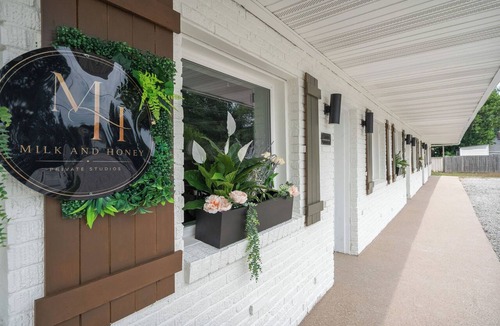 Kokomo Apartment | Cosmopolitan Studio: A Fresh & Stylish Stay