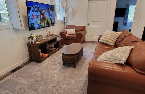 Woodfibre House | Cozy Cabin | Fire Table, Spa Tub, Near Squamish