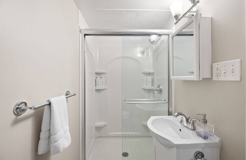 Arlington Apartment | Cozy Clarendon Studio, Minutes Walk to METRO