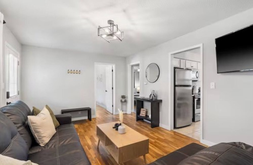 Springfield House | Cozy&Convenient Modern Home Private Fenced Yard