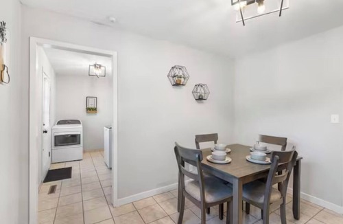 Springfield House | Cozy&Convenient Modern Home Private Fenced Yard