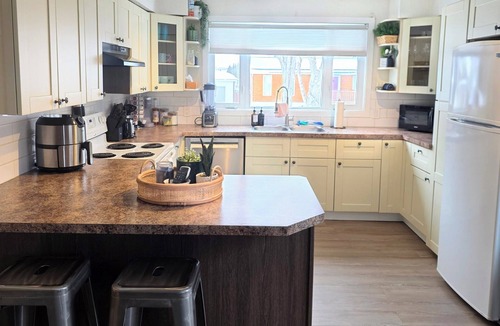 Markerville House | Cozy Corner✿ Charming 2-Level Home Near Red Deer 1K+2Q+Modular Couch Yard &BBQ