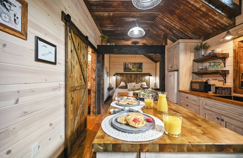 Octavia Cabin | Cozy Couples Cabin/Private & Secluded/Hot Tub/Fire Pit/Hillside View