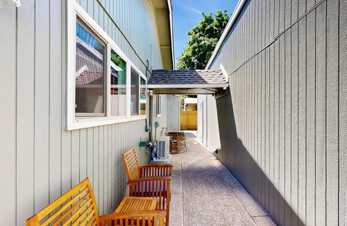 Coburg Apartment | Cozy dog-friendly studio, fast WIFI, AC and in-unit washer & dryer