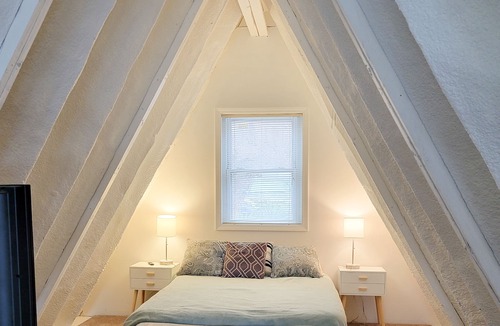 Goodview House | Cozy Lakefront A-frame on Smith Mountain Lake w/private dock. Pet Friendly.