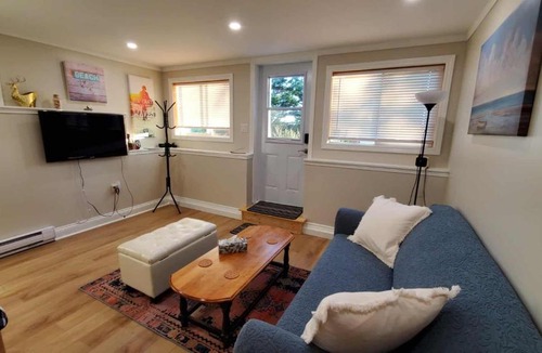 Cows Bay Apartment | Cozy Ocean Retreat 2 Min Walk to Surf