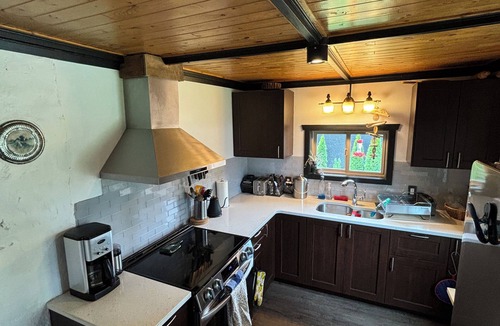 Harrison Hot Springs Cottage | Cozy Riverside Cottage with Private Hot Tub