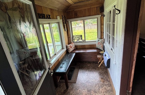 Harrison Hot Springs Cottage | Cozy Riverside Cottage with Private Hot Tub