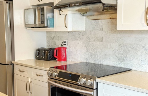 Sunnyside House | Cozy Room Bow River: Shared Amenities House