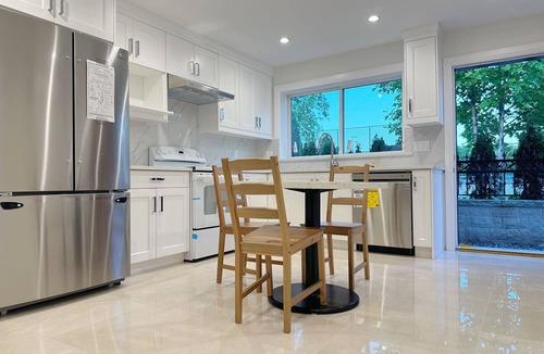 Arbutus Ridge House | Cozy second-floor room for staying (E)