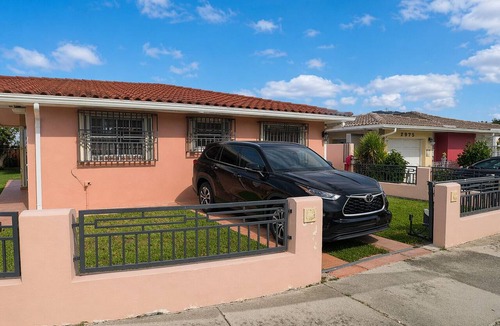 West Little Havana Apartment | Cozy studio with Kitchen + Free Parking + Central location in Miami.