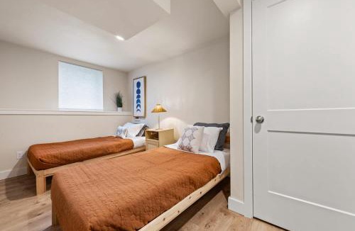Green Lake House | Craftsman 2B Lower Unit -1 block from Greenlake