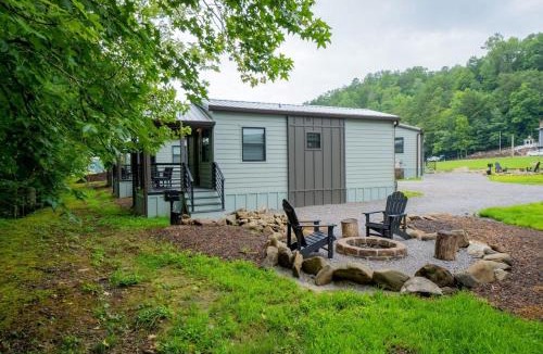 Pittman Center House | Creekside Modern Tiny Home - Firepit - Racoon Cabin