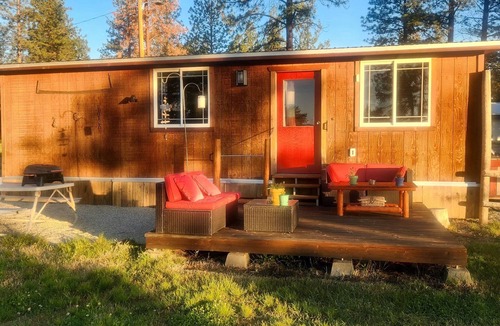 Grantsdale Cabin | Custom tiny house with an awesome view. Close to Hamilton and Darby