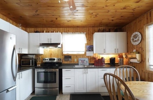 Katrine Cottage | Cute Waterfront Cottage Magnetawan River Private