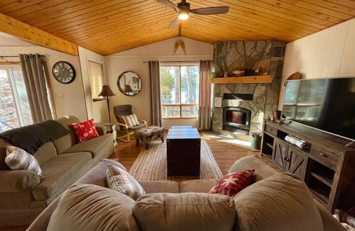 Hastings Highlands House | Dawson Loop Inn 3BR Lakefront Chalet Style Cottage