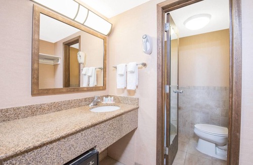 Endion Hotel | Days Inn by Wyndham Duluth Lakewalk