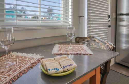 Seabrook House | Deck View + Sunset, Steps to Town & Parks, Games