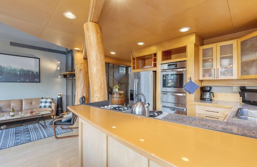 Coupeville House | Deck Views, Fire Pit, Pool, 3 Mins to Beach | Madrona Tree Retreat by AvantStay