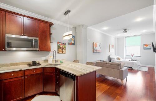 Olde Kensington Apartment | Deluxe Studio Retreat Rooftop Pool & Concierge