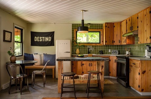 Fleischmanns Cottage | Destino Catskills Cottage | Hot tub & Fireplace