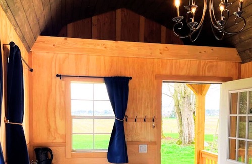 Lynden Cabin | 🌿Discover Tranquility in a Little Barn Cabin: A Unique Glamping Retreat