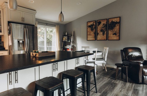 North Creek House | Dog Friendly - Central AC - Light Rail to Seattle