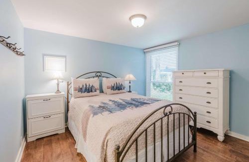 Overlook Park House | Dog-friendly condo with 6 SHARC passes & great golf course views